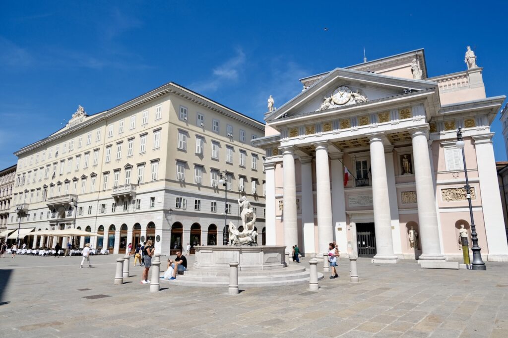 Piazza Borsa e Palazzo Tergesteo