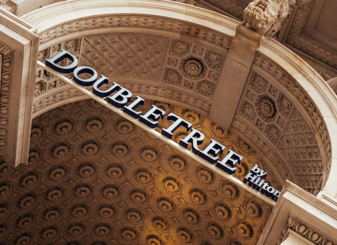 facciata e insegna del doubletree by hilton trieste
