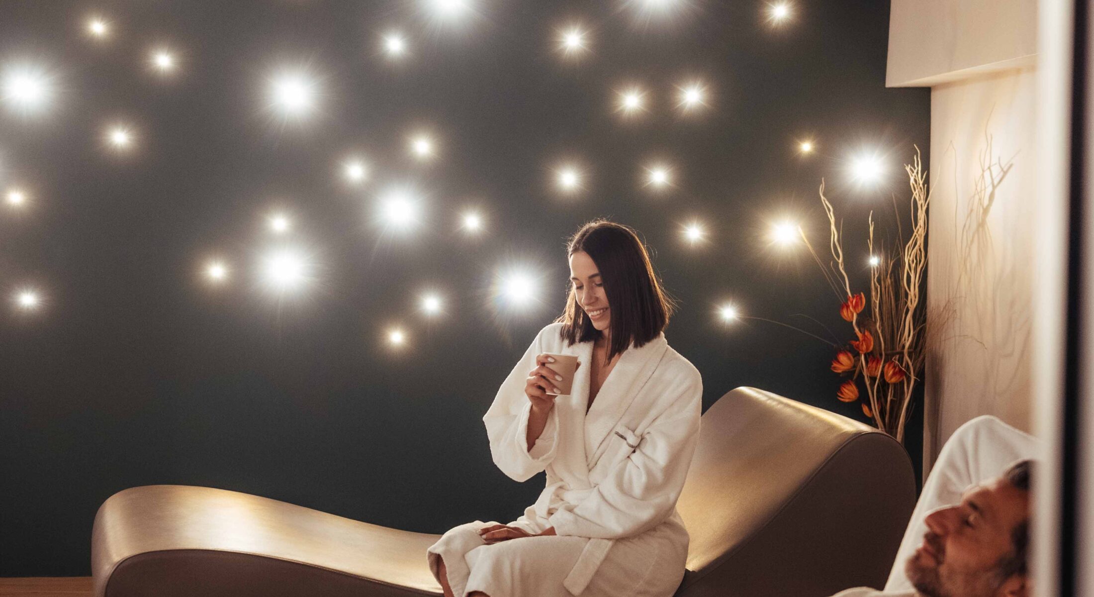 Coppia nell'area relax della spa del doubletree by hilton trieste