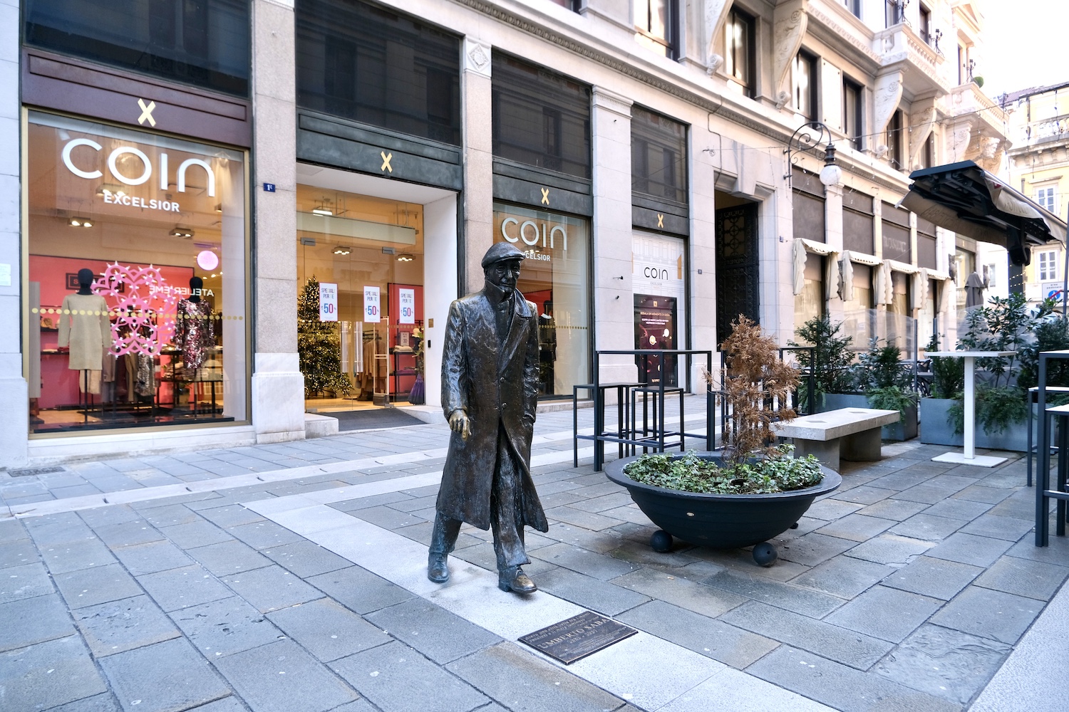 Statua Umberto Saba a Trieste