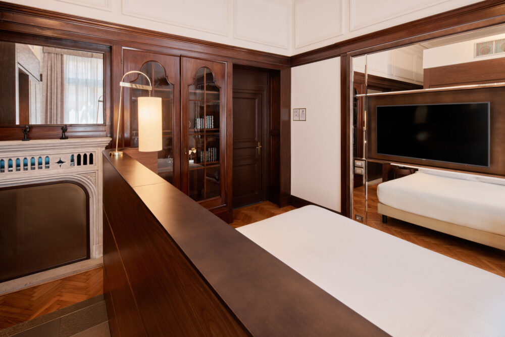 historical-deluxe-room-doubletree-byhilton-trieste